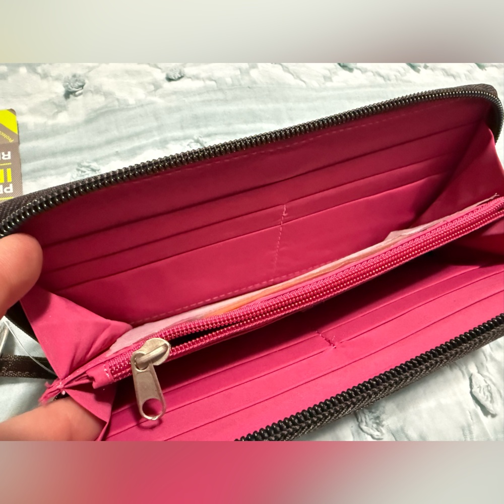 Travelon Brown RFID Blocking Wallet - Picture 3 of 3